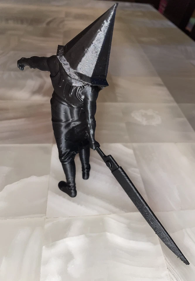 cabeza pirámide colina silenciosa y 3 figuras de enfermeras Foto 4 de 4