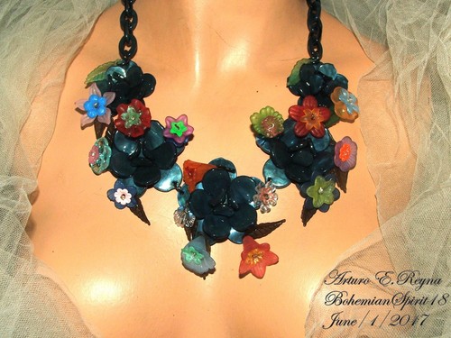 ARTURO E.REYNA PLASTIC LUCITE FLOWERS MULTI COLOR CHARMS NECKLACE SET - Picture 2 of 8