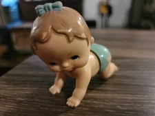 VINTAGE 1977 TOMY *Crawing Baby in Teal Pants & Bow* HAND WIND-UP ,Non Working