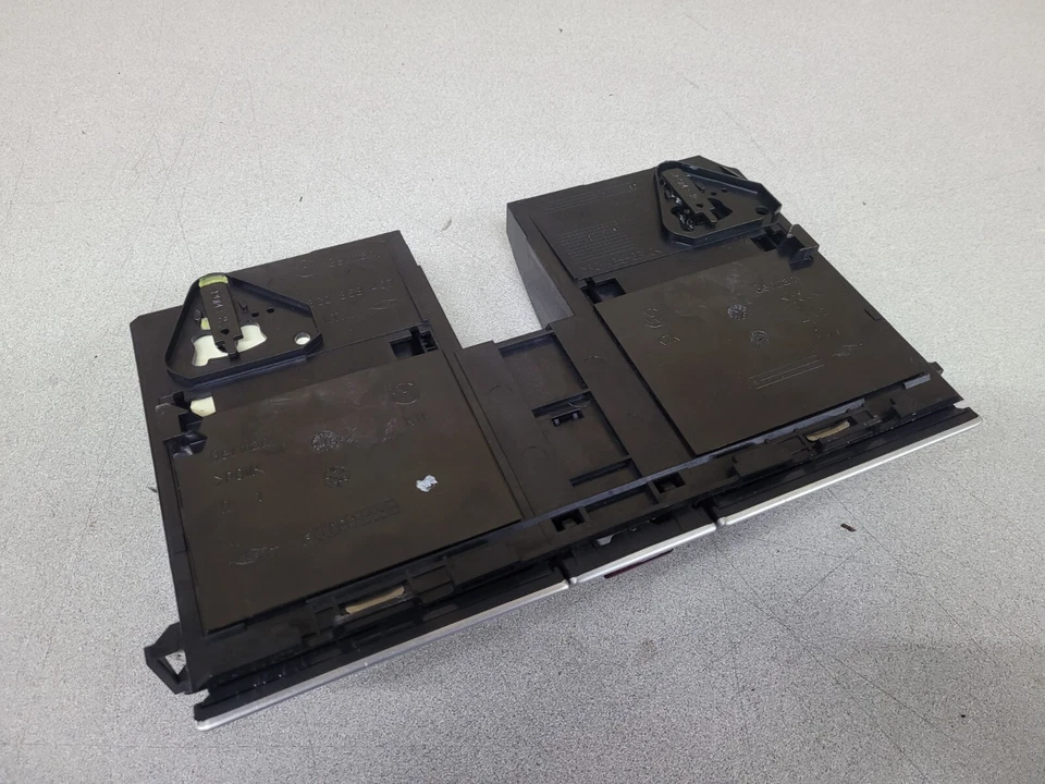 VOLKSWAGEN CC 2008-2012 PLATA TABLERO CENTRAL BANDEJA PARA MONEDAS CON INTERRUPTOR DE PELIGRO 3c0858407 Foto 4 de 4