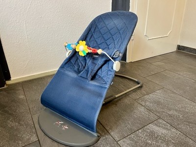 BabyBjörn Bouncer Bliss + Spielzeug Flying Friends   Blau
