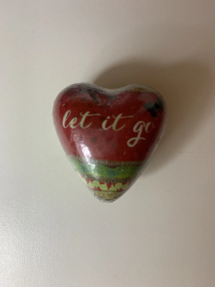 Estatueta DEMDACOLet It Go floral vermelha 2x2 pedra resina colecionável arte coração ficha - Imagem 2 de 3