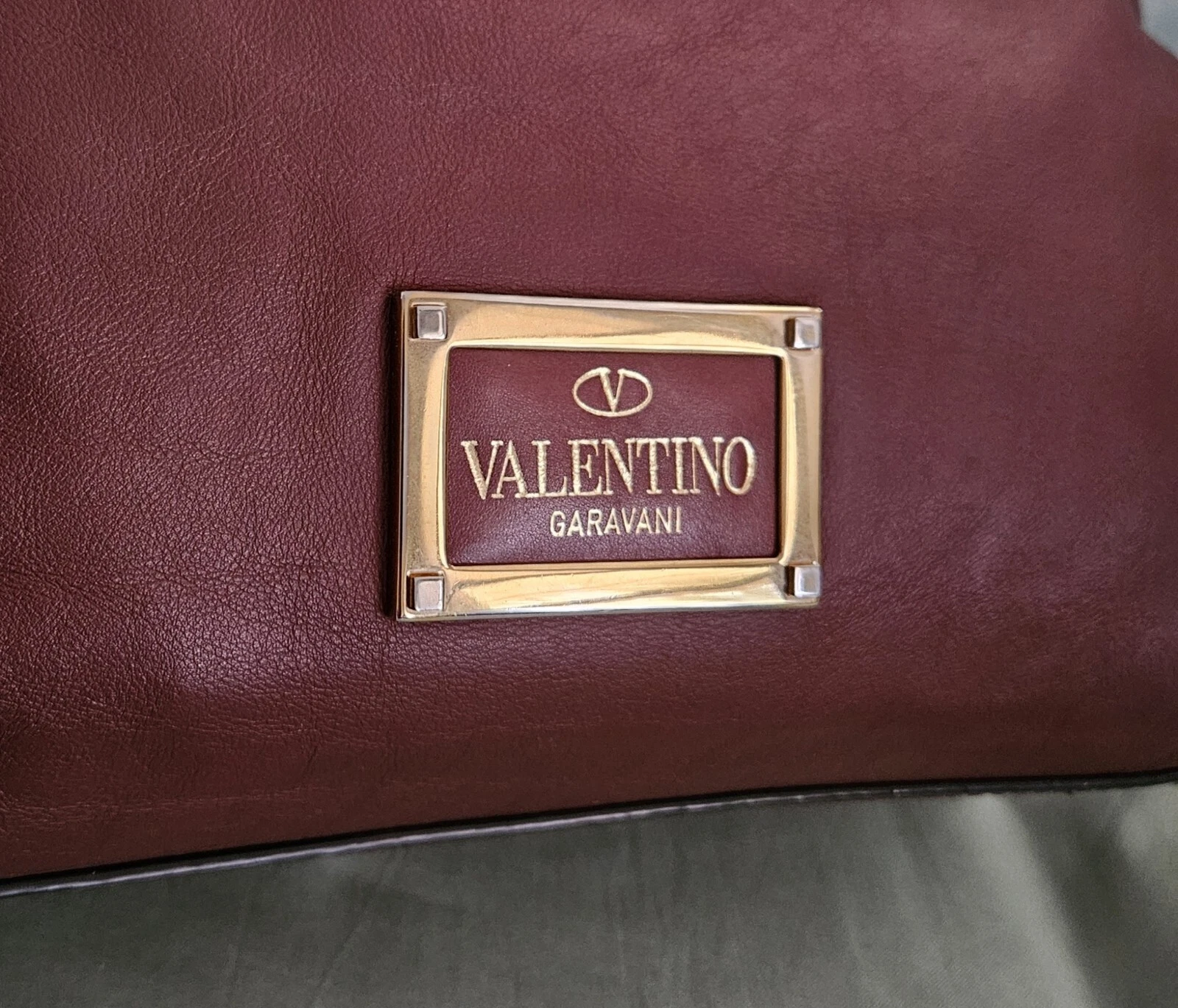 Borsa a tracolla Valentino Garavani in pelle marrone con borchie di design a mano (OTTIMA)