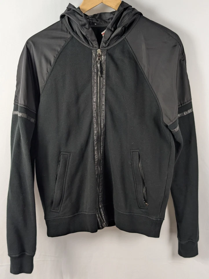 Chaqueta con Capucha PRADA Negra con Cremallera con Capucha de Nylon y Detalle de Logo de Cuero Foto 2 de 4