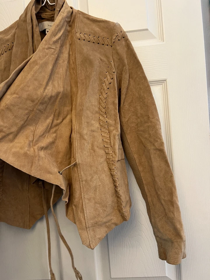 Chaqueta de cuero de gamuza Bagatelle para mujer pequeña marrón tostado frente abierto boho occidental Foto 3 de 4