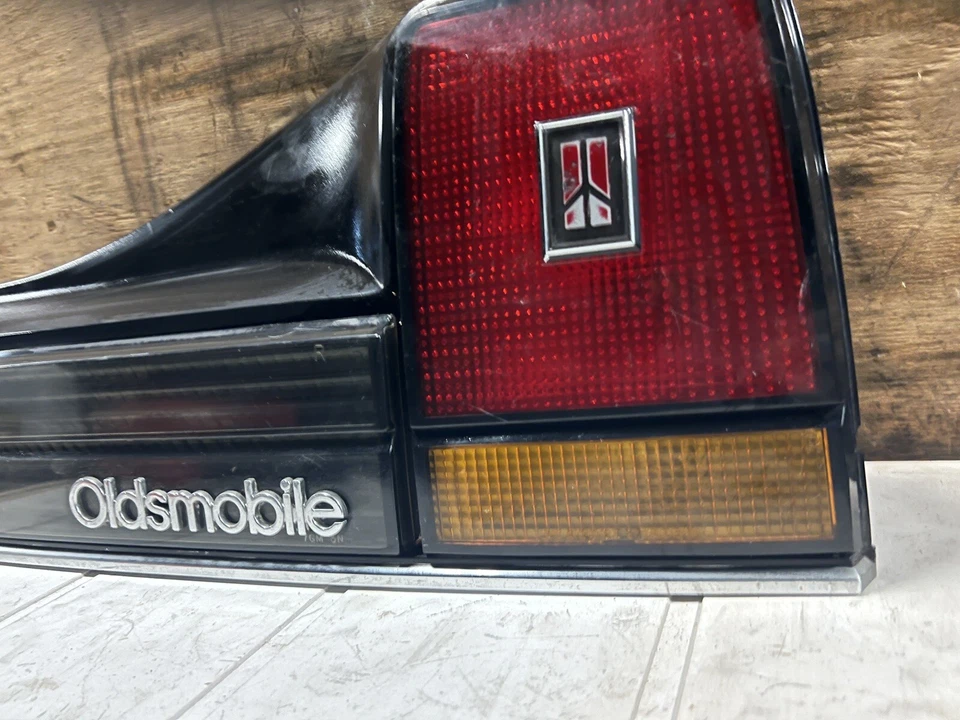 1987-1988 OLDSMOBILE CUTLASS CALAIS OEM LANTERNA TRASEIRA DIREITA LANTERNA TRASEIRA DE PASSAGEIRO - Imagem 2 de 4