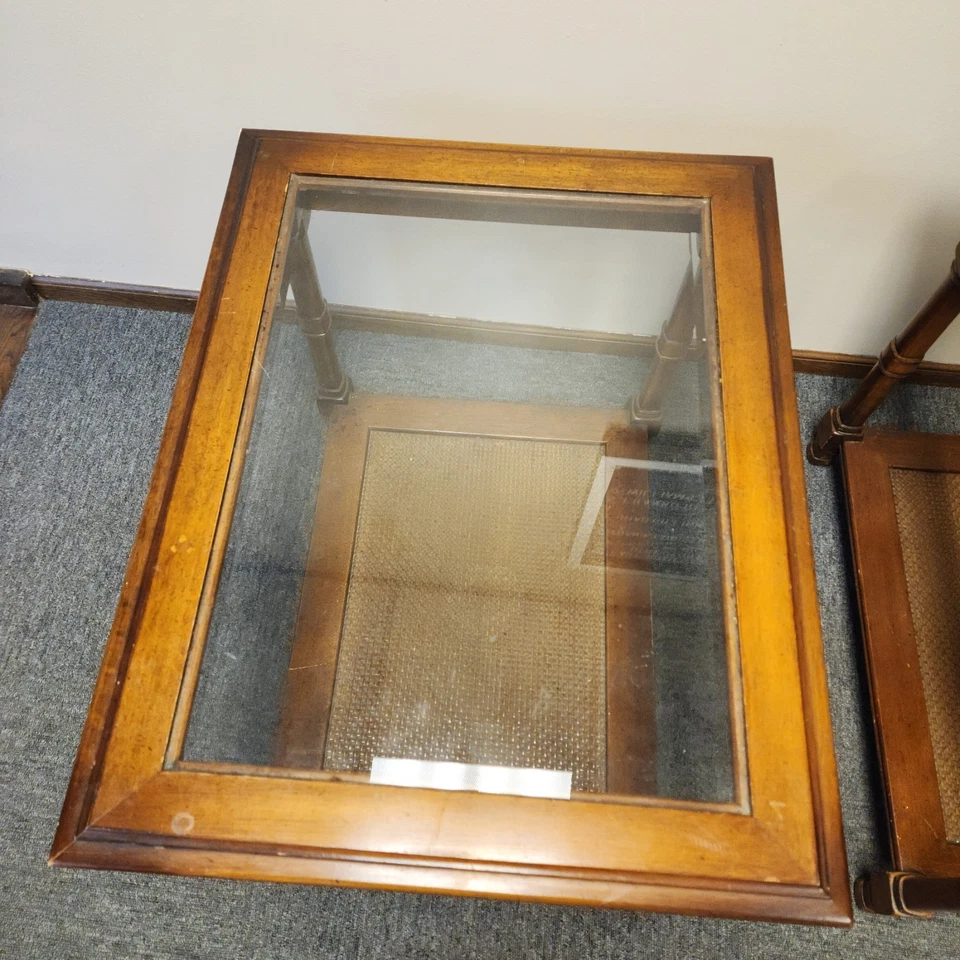 Mesas auxiliares superiores de vidrio con fondo de caña de ratán vintage, Thomasville? Foto 3 de 4