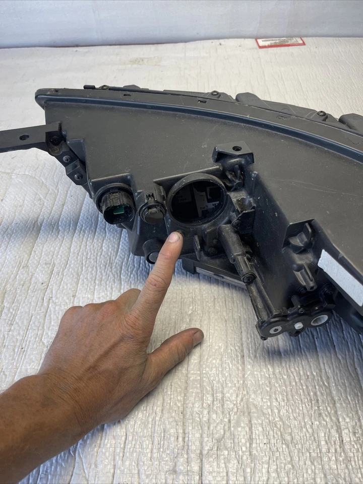 原始设备制造商右起亚 SOUL 乘客侧 LED 车头灯(非运动)92102-J2100 — 第 4/4 张图片