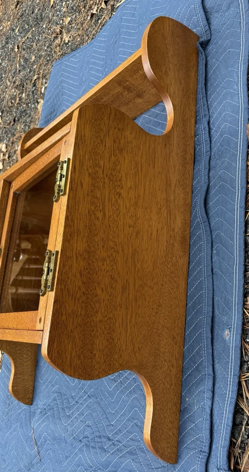 Gabinete/estantería colgante vintage/antigua de madera dura de dos puertas de vidrio Foto 4 de 4