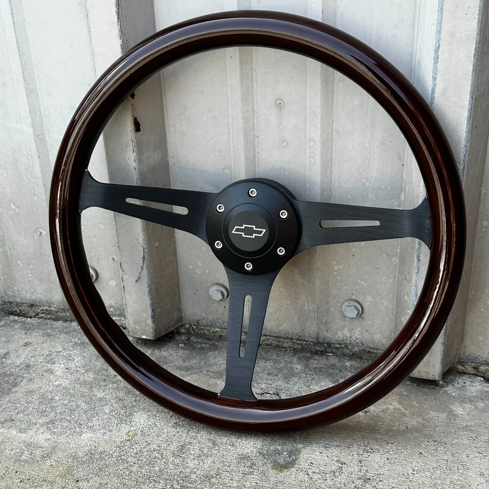 Volante negro de 15" con empuñadura de madera y botón oficial de bocina Chevy - 6 orificios Foto 2 de 4