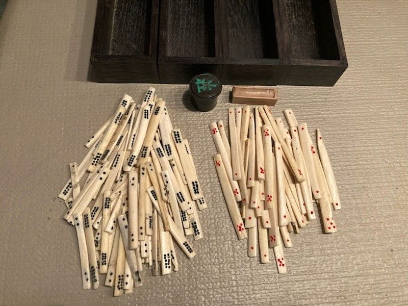 Set de 148 Carreaux de Mahjong Oriental Asiatique Antique dans une Boîte en Chêne Édouardien, Set de 149