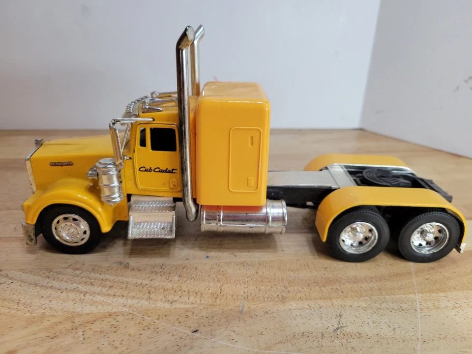 Vintage CUB CADET KENWORTH W900 1/32 DIE CAST TRACTOR  TRAILER - Image 4 of 4