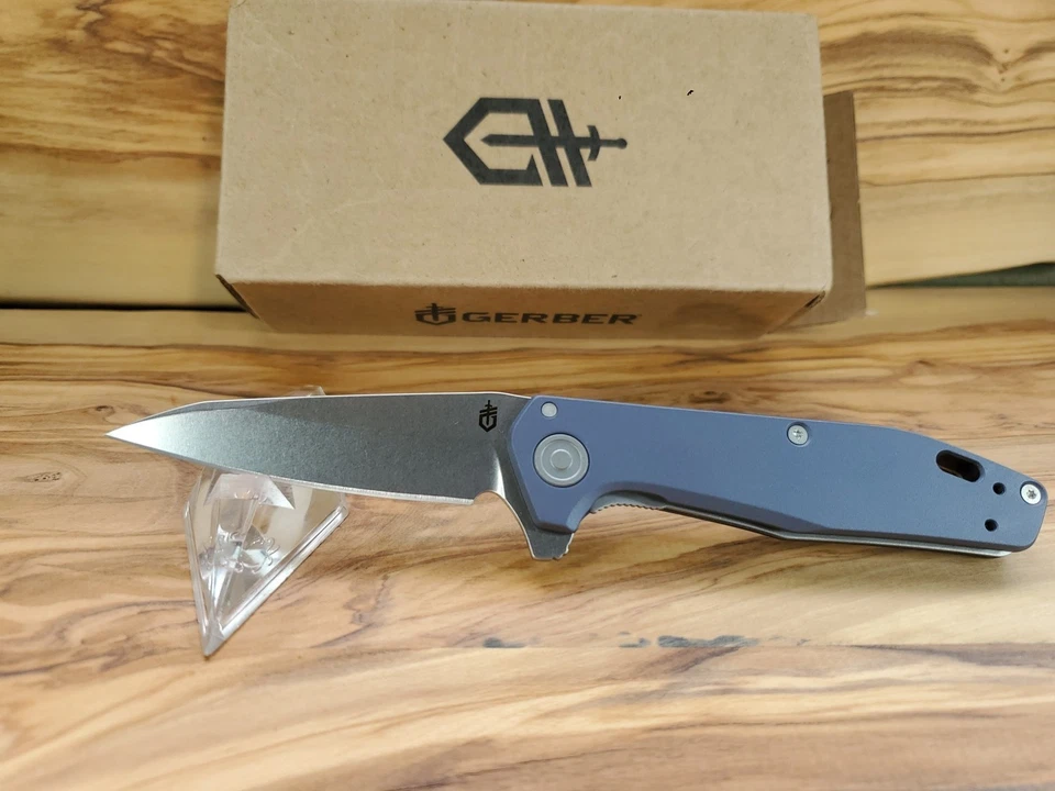 Navaja de bolsillo plegable Gerber Fastball con mango de aluminio azul y lavado a la piedra MagnaCut Foto 3 de 4