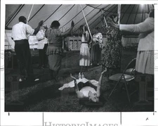 1989 Press Photo Mary Courtney of Spring hill lies weeping on the ground