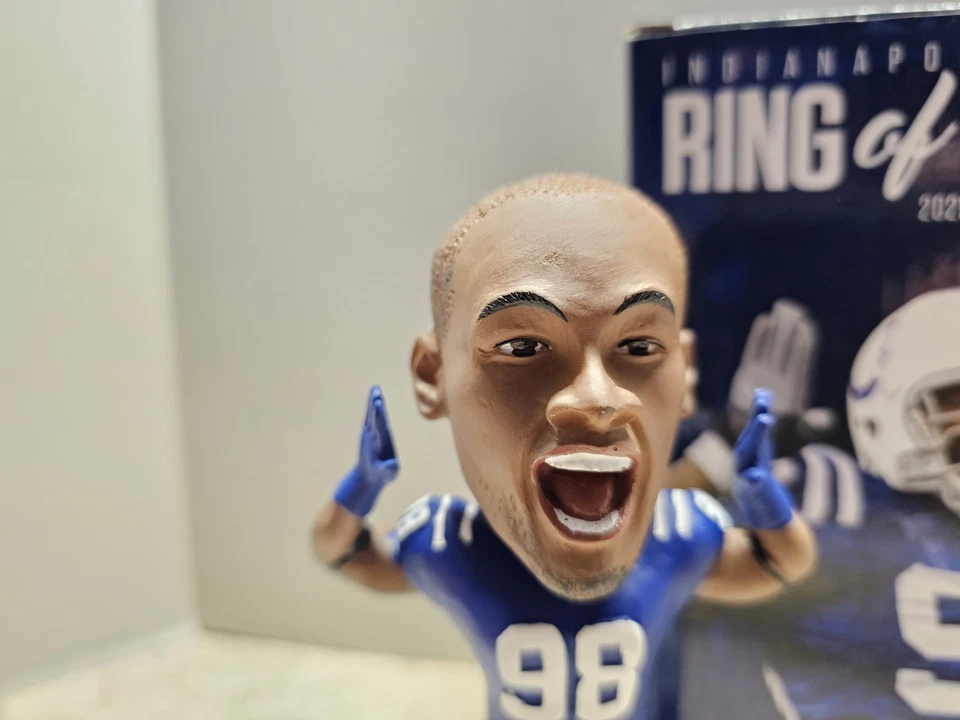 Robert Mathis Indianapolis Colts NFL 2021 SGA Bobblehead Nuevo en Caja Anillo de Honor Foto 2 de 4