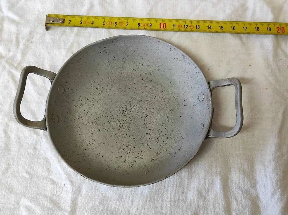 Ancien Plat à œuf en aluminium 12cm de diamètre Vintage - Photo 2/3