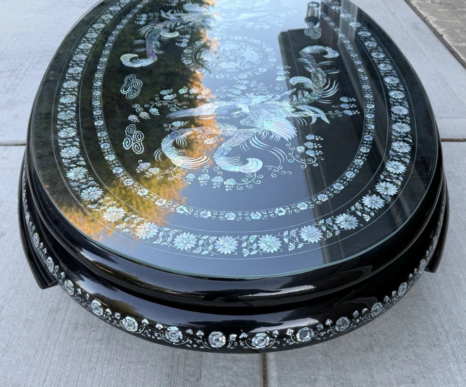 Mesa de centro coreana vintage con incrustaciones de madreperla de laca negra con tapa de vidrio Foto 3 de 4