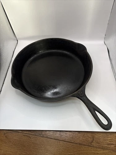 Vintage Lodge Arc #8 No Notch Cast Iron Skillet With P Molders Mark