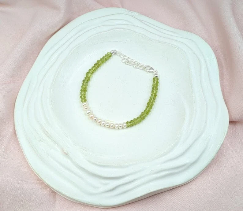 珍珠和绿色橄榄石多宝石珠金钱吸引力组合手链 6-8 — 第 2/4 张图片