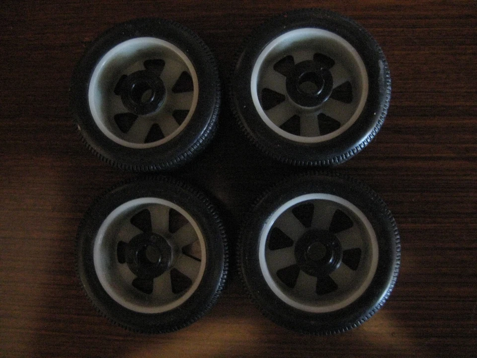 LOTTO RUOTE AUDI TT REVELL 1/18 TUNING O DIORAMA - Immagine 2 di 4