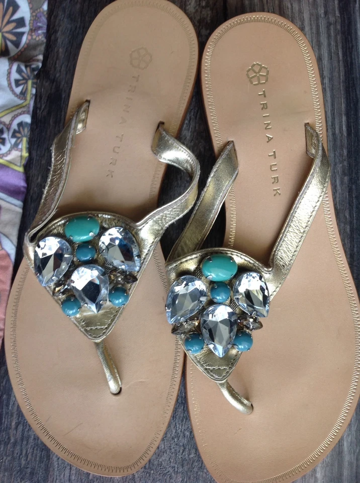 Sandalias Trina Turk Chanclas Doradas Con Piedras 6 M Nuevas $258 Foto 2 de 4