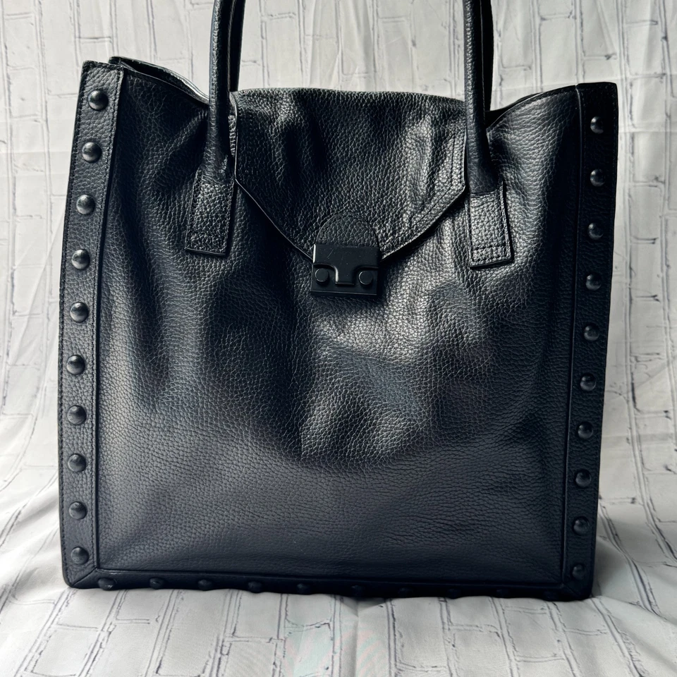 Bolso para computadora portátil LOEFFLER RANDALL TOTE de cuero negro con guijarros estructurados TUDDED Foto 3 de 4