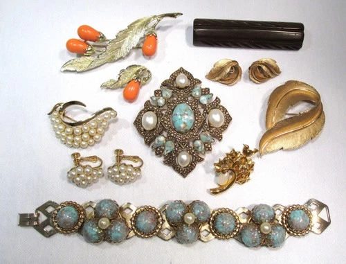 Vintage Costume Jewelry Lot Bakelite Crown Trifari Sarah Coventry ETC10762