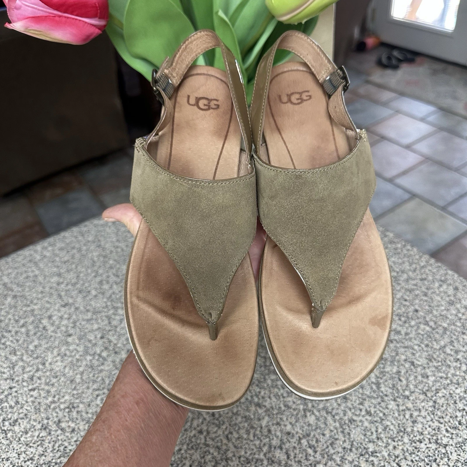 Sandali UGG Alessia Treadlite scamosciati taglia 8 cinturini pelle verniciata caffè