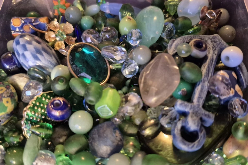 Hermoso surtido de verdes y azules, cientos de cuentas y dijes para manualidades y joyas Foto 2 de 4