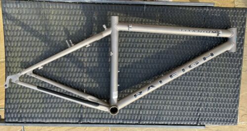 Cuadro de bicicleta de montaña retro de titanio Raleigh Torus. 16”. Dyna Tech ligero años 90