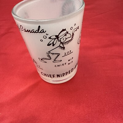 Vintage ''Chief Nipped and How'' 4,9 Unzen Milchglas Schnapsglas