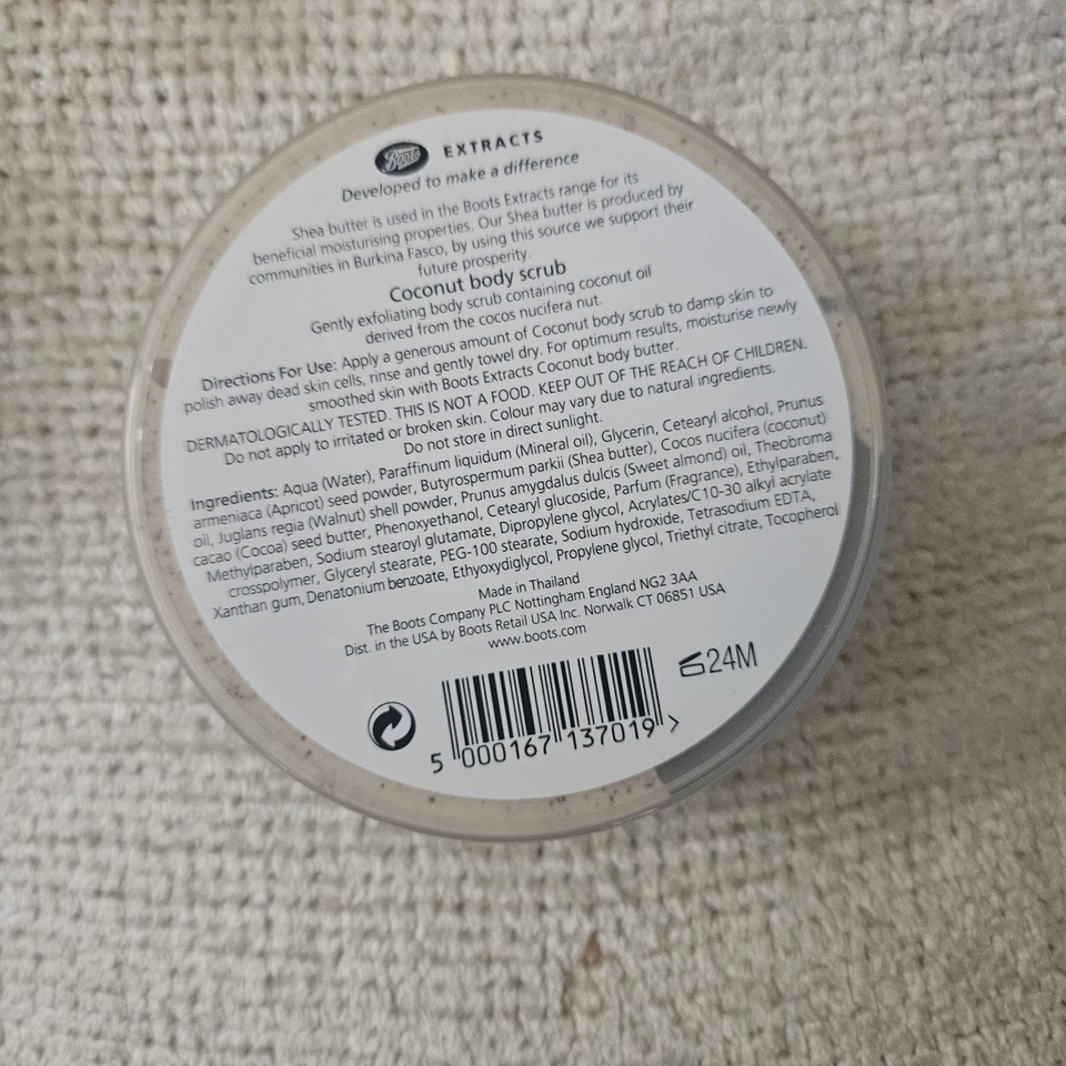 Exfoliante corporal Boots Extracts Coconut. Ingredientes de origen sostenible. 6,7 OZ Foto 3 de 3