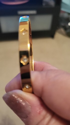 brazalete de acero con baño de oro de 18k