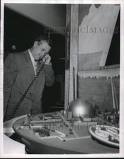 1955 Press Photo John R. Dunning of Columbia Univ & power plant model