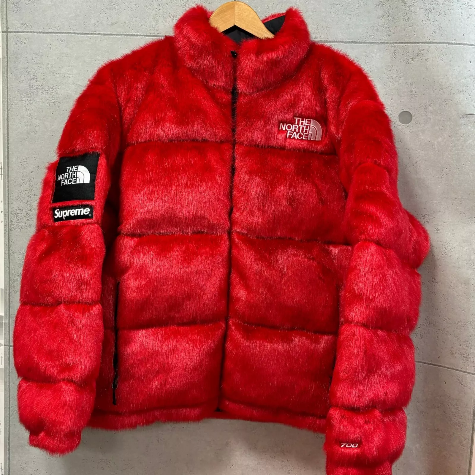 Doudoune Nuptse fourrure Supreme X THE NORTH FACE rouge taille L logo fermeture éclair