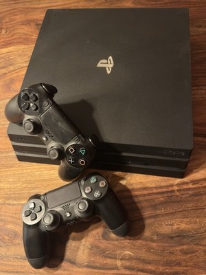 Sony PlayStation 4 Pro 1TB Spielkonsole mit 2 DualShock 4 Controllern - Schwarz
