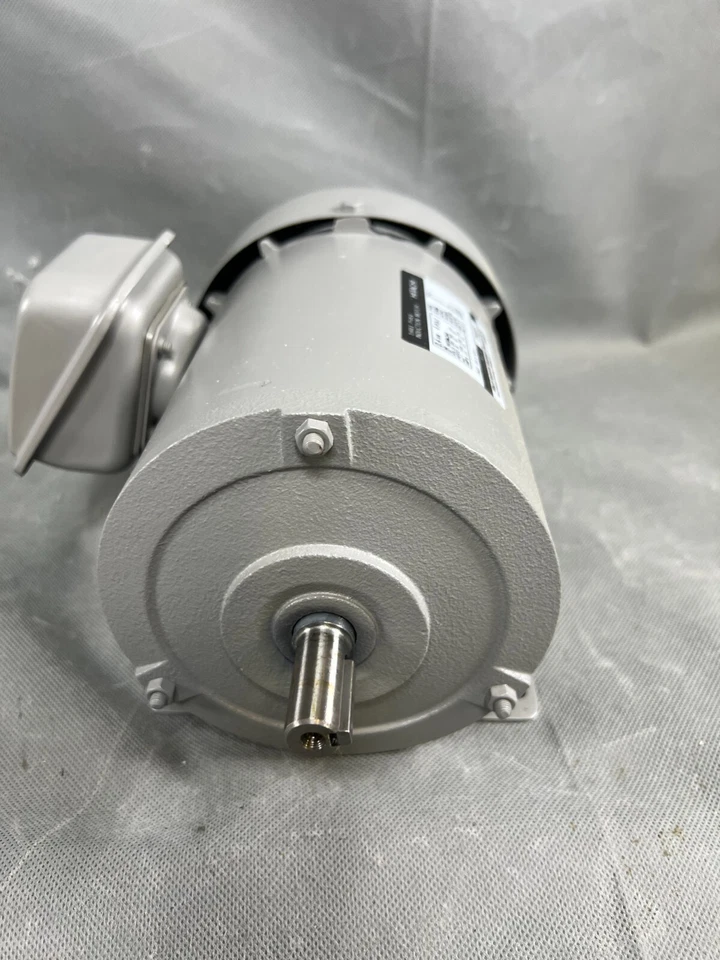 Hitachi D162373, Motor de inducción trifásico, 0,4 kW, 4 polos, 200/220 V, 50-60HZ Foto 3 de 4