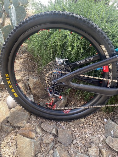 Yeti SB5 Carbon Factory Build - Picture 6 of 7