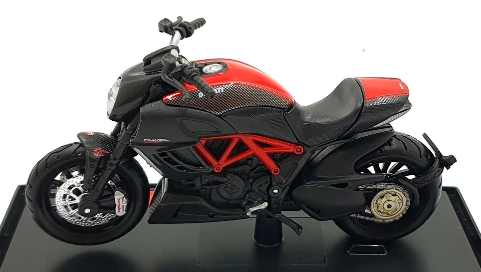 Maisto 1/18 Scale 39300 - Ducati Diavel Carbon Motorbike - Black/Red - Image 4 of 4