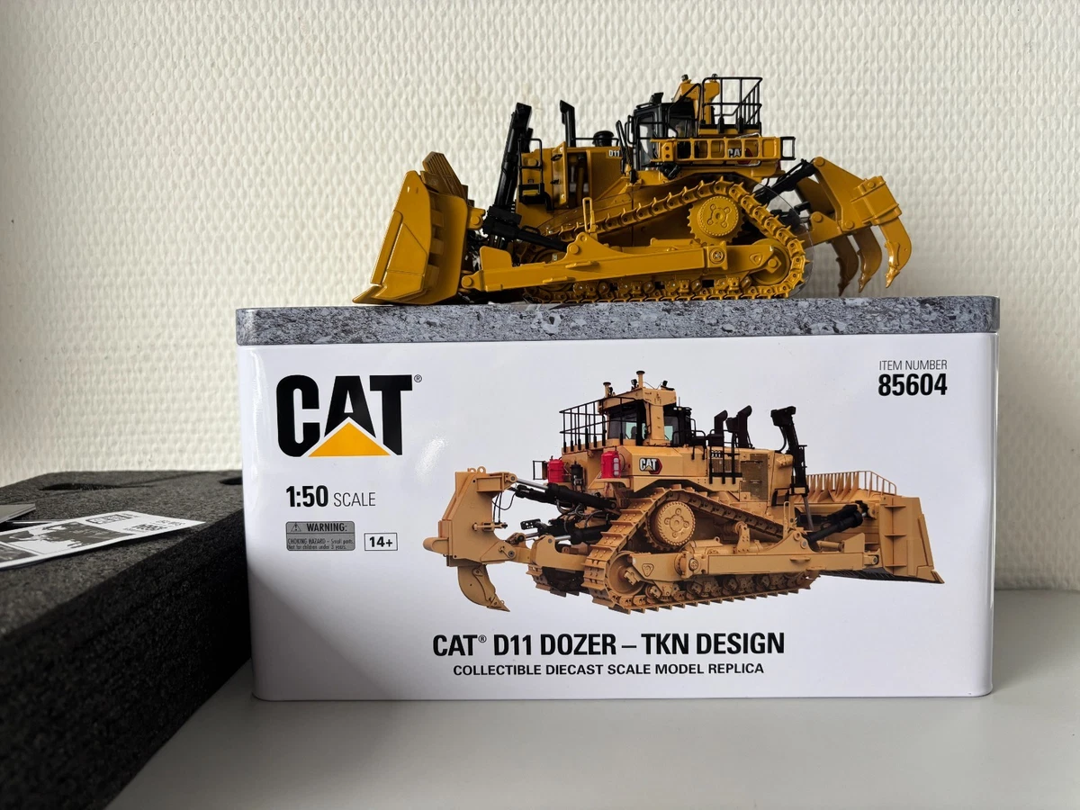CATERPILLAR D11T CD équipé du ripper accompagné d'une figurine et d'une