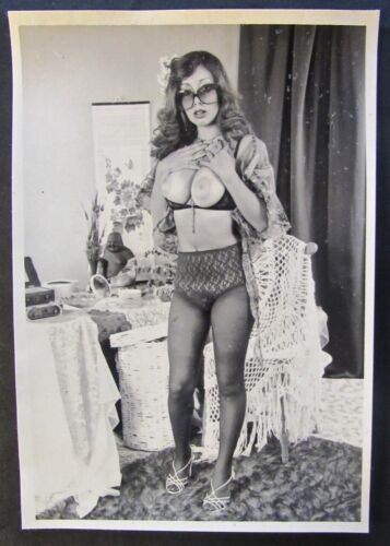 BEAUTÉ TOPLESS EN CULOTTE ET LUNETTES ÉNORMES, PHOTOGRAPHIE DE NU FEMME, CA 1970 - Photo 1 sur 2