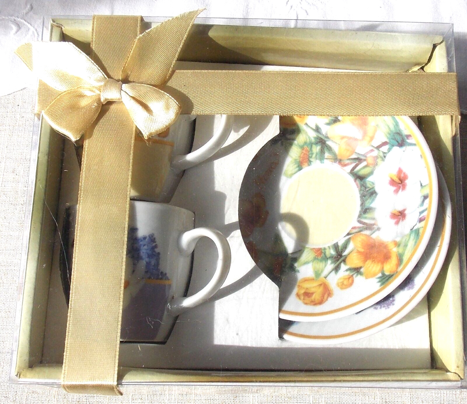 Tasses à café en céramique artisanale avec soucoupes à motif renoncules en boîte