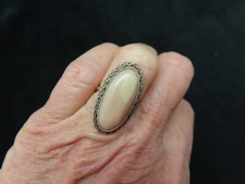 Contemporary Southwestern Sterling Silver Beige Conch Shell Ring SIZE 5