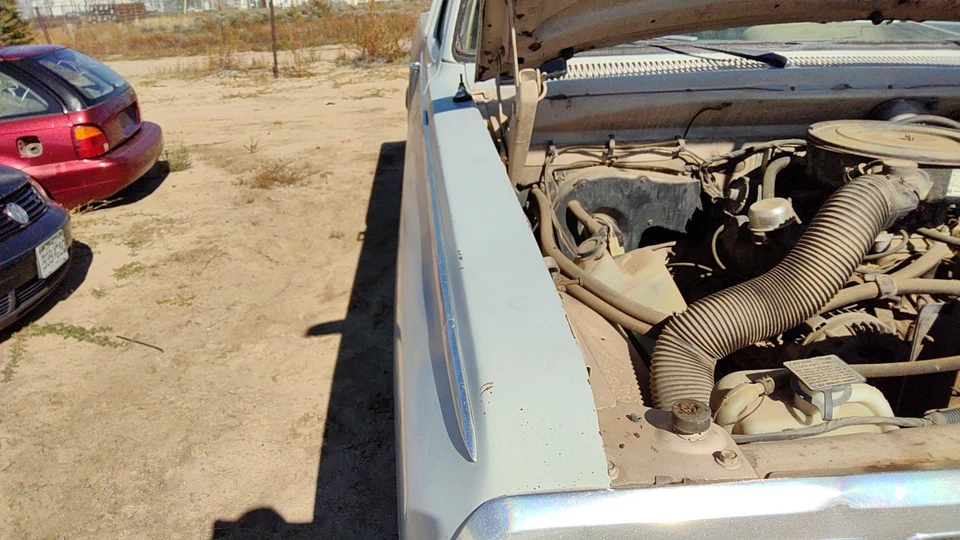 Guardabarros delantero derecho Dodge D350 1981-1993 pasajero OEM gris 04504124 Foto 3 de 4