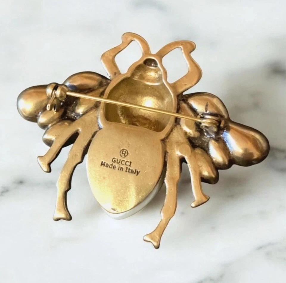 GUCCI GG White Pearl and Crystals Aged Gold Bee Brooch Pin W/ Box And Dust Bag - Image 4 of 4