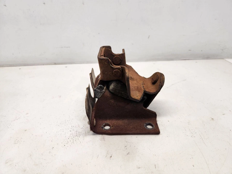 2005 Chevrolet Silverado 2500 (6.0L / AT) Drivers Left Engine Mount - Image 3 of 4