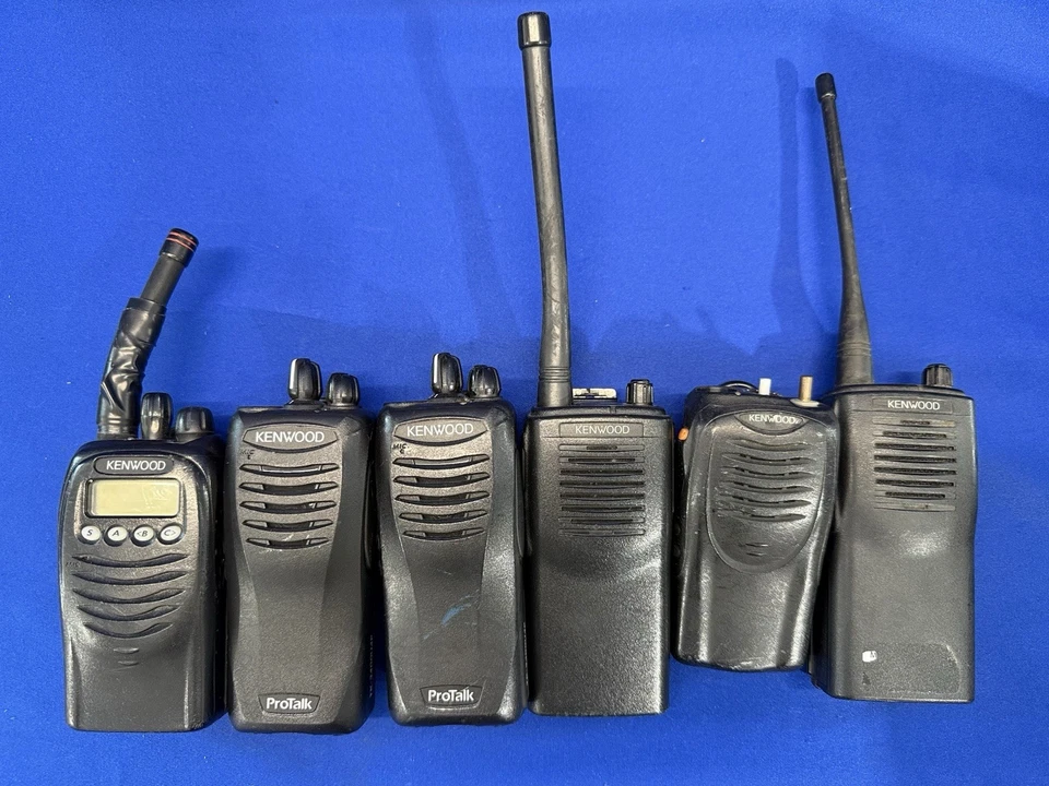 Lote de 18 radio bidireccional Kenwood con cables de alimentación y más para piezas - leer más abajo Foto 3 de 4