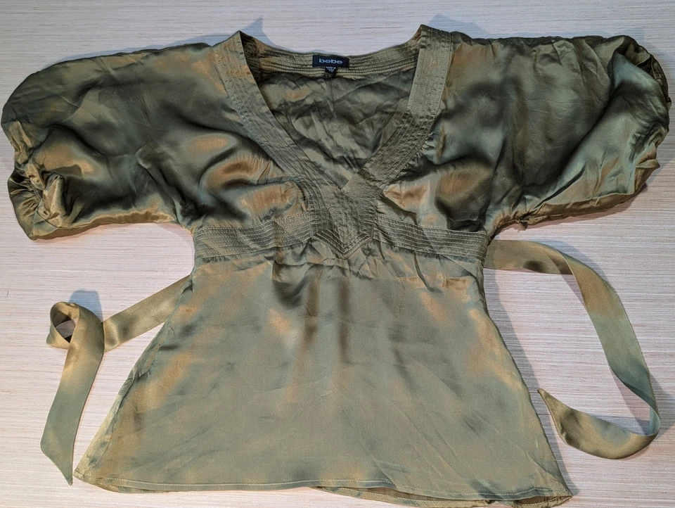 Blusa Vintage Satén Manga Abullonada Oliva Bebe Corbata Trasera y Cremallera Lateral Talla XS Foto 3 de 4