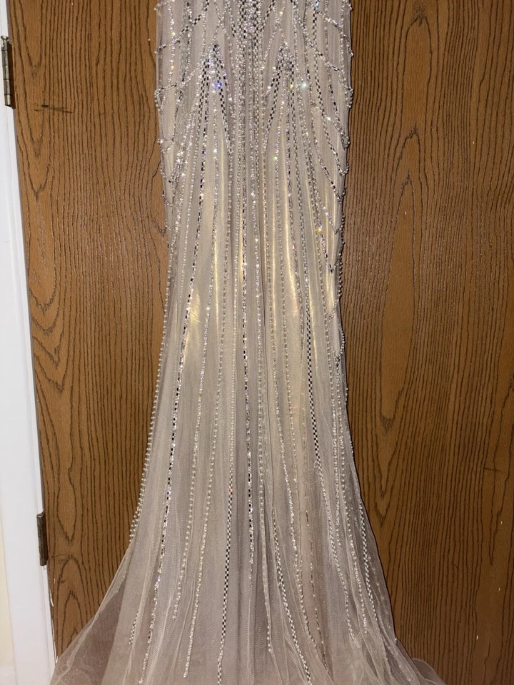 Vestido de graduación dorado plateado con cuentas. Talla 2, usado solo una vez. Excelente estado. Foto 2 de 3