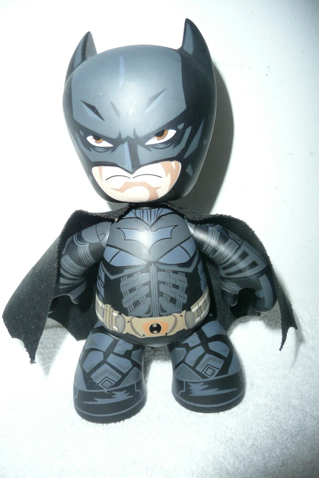 Figura 2009 Mezco Mezitz Batman el Caballero Oscuro 6" de Alto DC Comic Vinyl Foto 2 de 4
